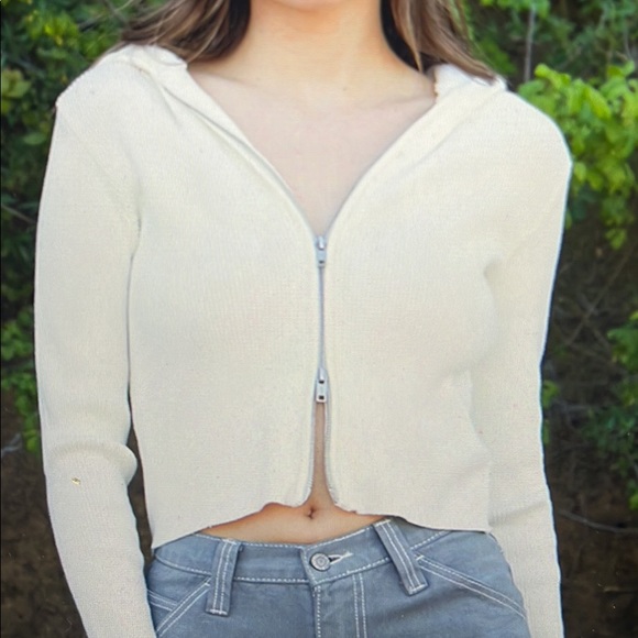 One Size Brandy Melville White cropped hoodie with a zip up front - Picture 1 of 4